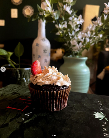 Chocolate cupcake with strawberry @baileysofficial frosting